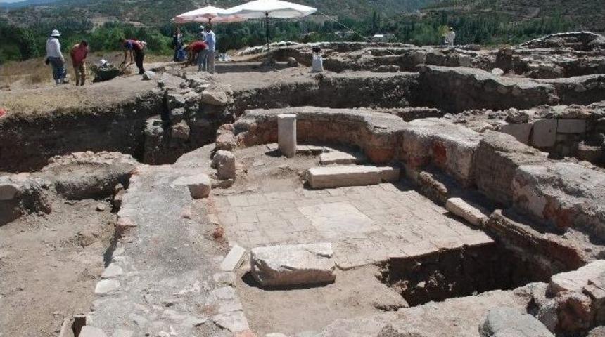 Antik Kentte Kilise Kazısı