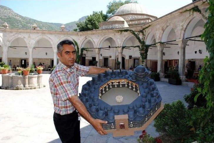 Amasya’nın Tarihi Mekanlarının Maketini Yapıyor