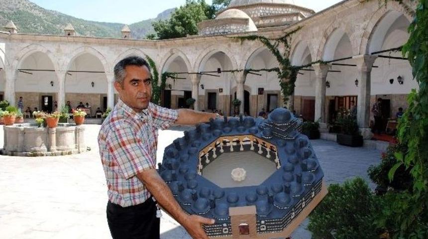 Amasya&rsquo;nın Tarihi Mekanlarının Maketini Yapıyor