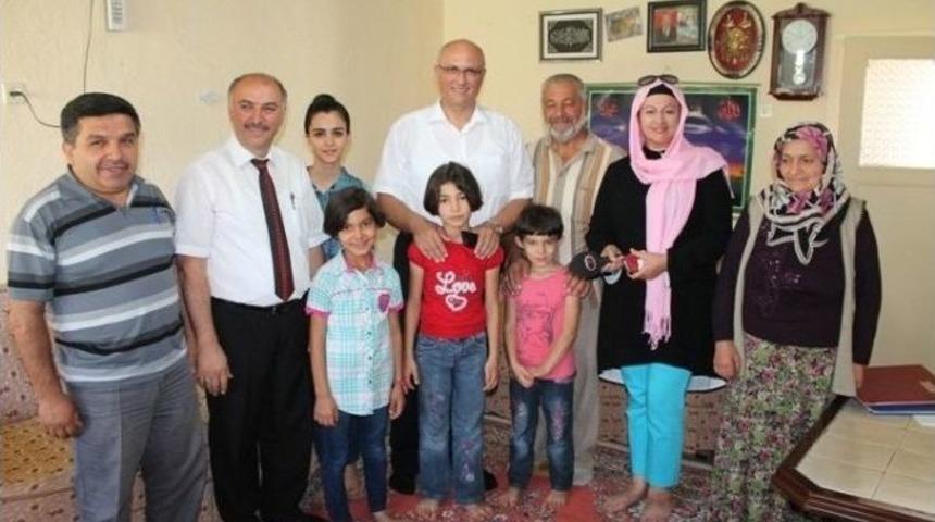 3 &Ccedil;ocuklu Aile 3 Kız Kardeşe De Koruyucu Aile Oldu