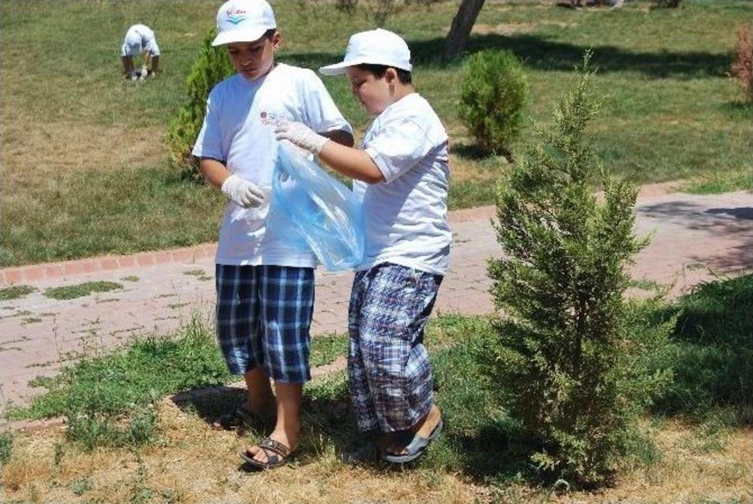 &Ouml;ğrenciler &Ccedil;&ouml;p Topladı