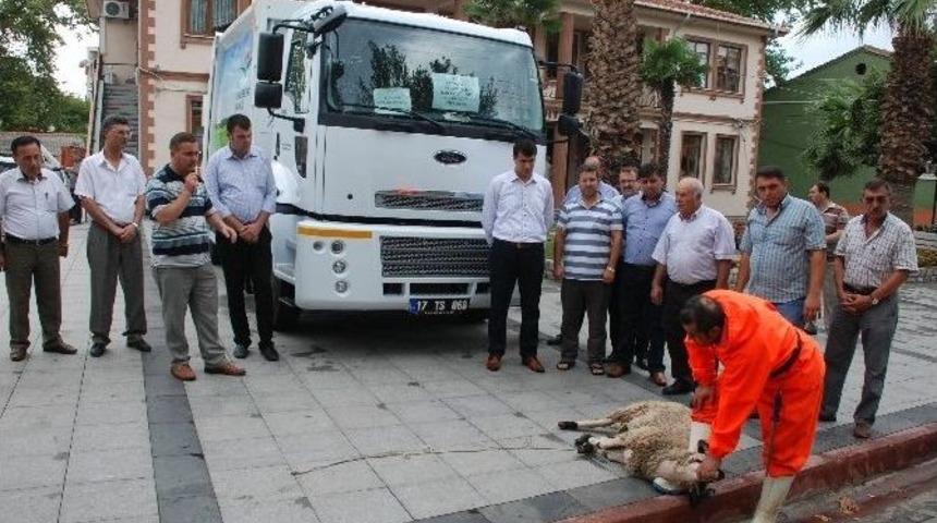 Hizmet Aracına Kurban Kesildi