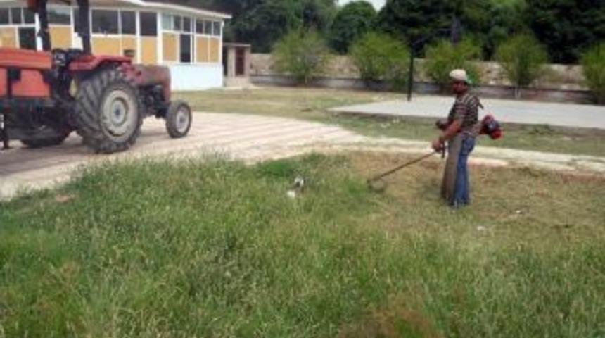 Ak&ccedil;ay&rsquo;da Parklara Bakım Yapılıyor