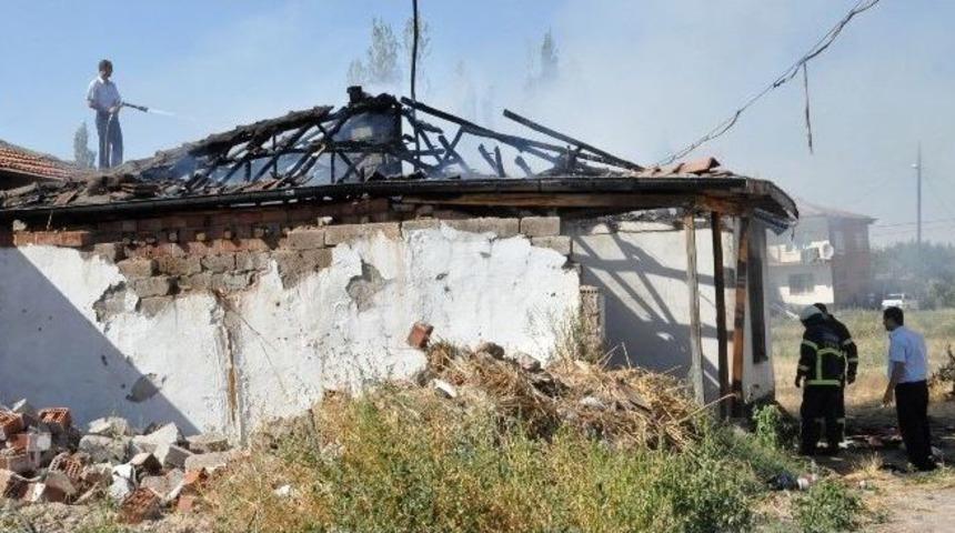 M&uuml;stakil Ev Yandı