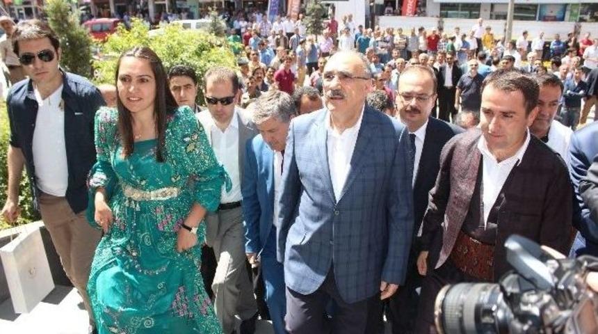 Atalay&rsquo;a Y&ouml;resel Kıyafetli Karşılama