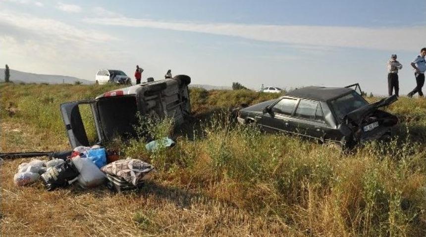 Yozgat&rsquo;ta Otomobil Park Halindeki Araca &Ccedil;arptı : 5 Yaralı