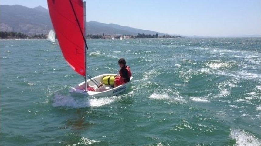 İzmir T&uuml;rk Koleji'nin Yelkenci Ordusu