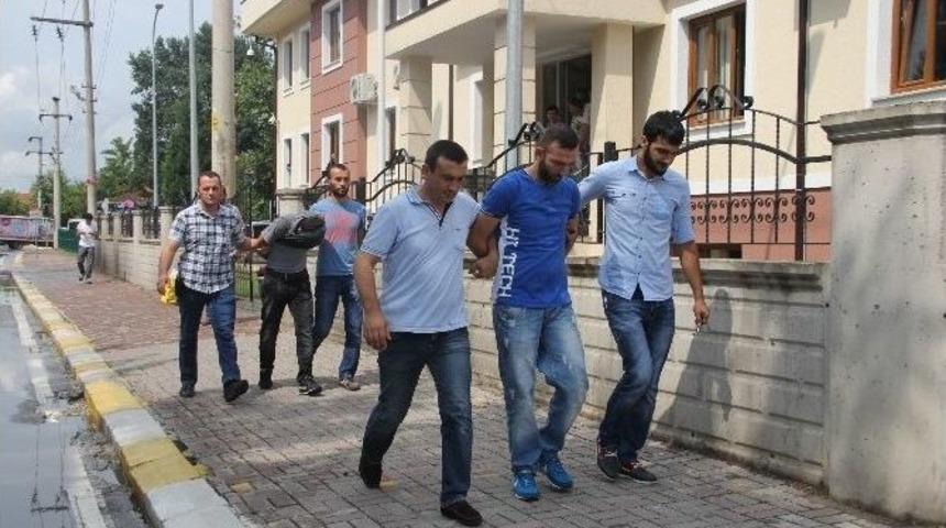 Arabaların Lastiklerini &Ccedil;alan İki Şahıs Yakalandı