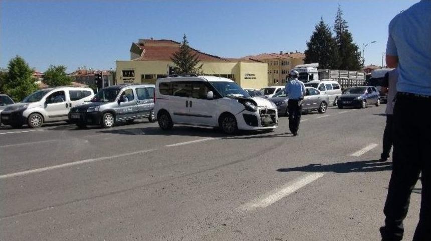 Malatya&rsquo;da İki Ara&ccedil; &Ccedil;arpıştı: 3 Yaralı