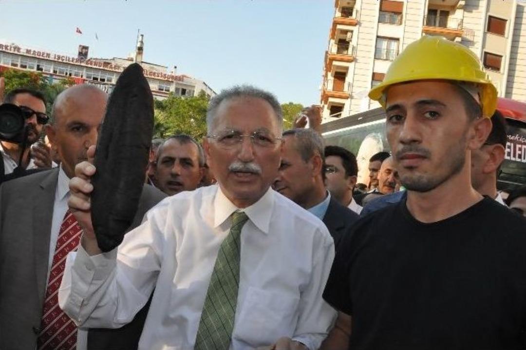 Ekmeleddin İhsanoğlu'na Soma'da K&ouml;m&uuml;r Karalı Ekmek Verdiler