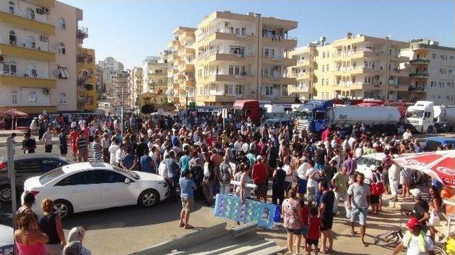 Tatilciler, Silifke&rsquo;de &Uuml;st Ge&ccedil;it İ&ccedil;in Yol Kapattı 1