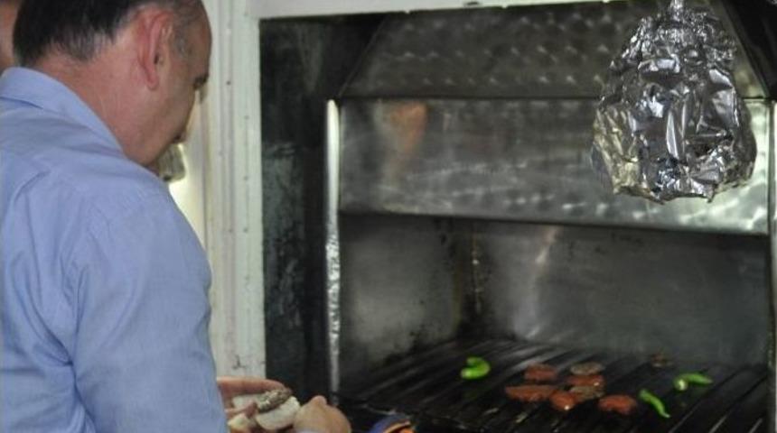 Sağlık Bakanı Pişirdiği Köftenin Tadına Baktı