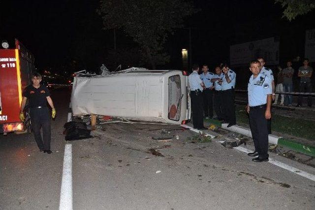 Sokak Lambasına Çarpan Sürücü Hayatını Kaybetti