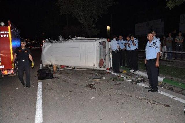 Sokak Lambasına Çarpan Sürücü Hayatını Kaybetti