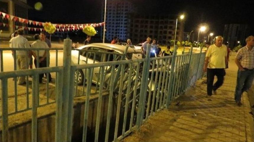 Otomobil Kanala U&ccedil;tu: 3 Yaralı