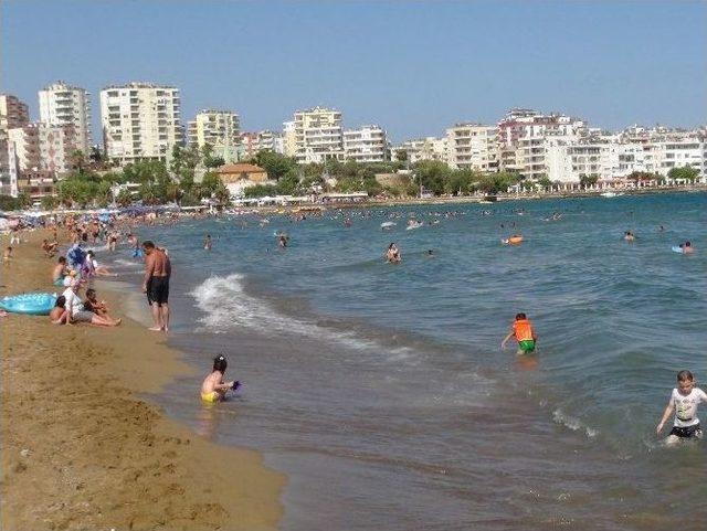 Yağışlı Havaya İnat Silifke Sahillerinde Deniz Keyfi