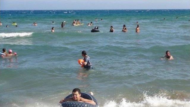 Yağışlı Havaya İnat Silifke Sahillerinde Deniz Keyfi