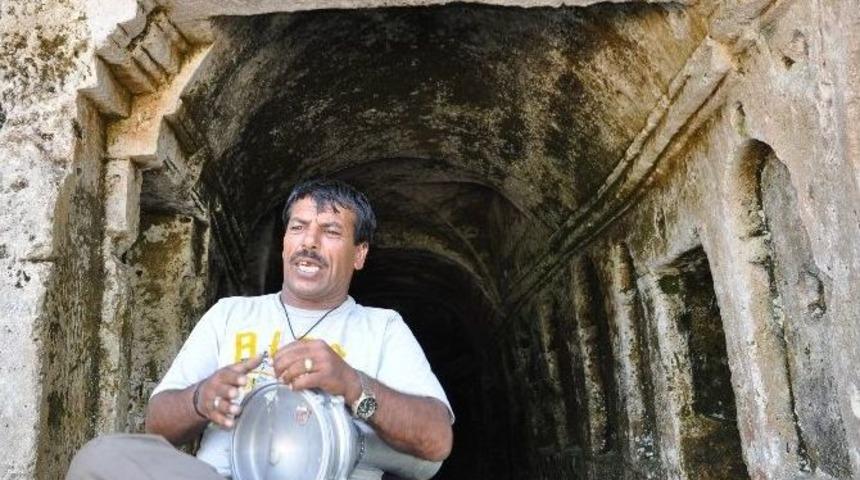 Aya Nikola Manastırı G&ouml;n&uuml;ll&uuml; Bek&ccedil;isi Ziyaret&ccedil;ileri "bu Fasulye 7,5 Lira" Şarkısı İle Karşılıyor