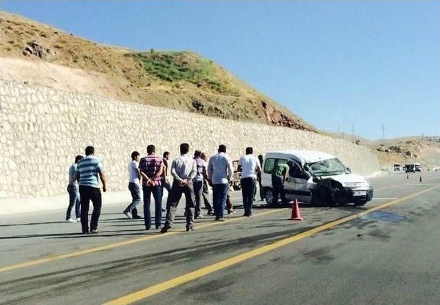 Van’da Trafik Kazası; 2 Yaralı