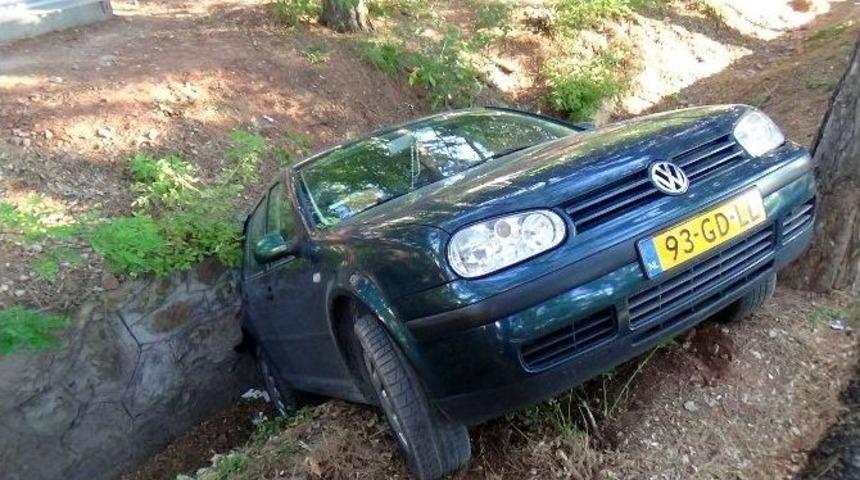 El Freni Çekilmeyen Otomobil Kanala Düştü