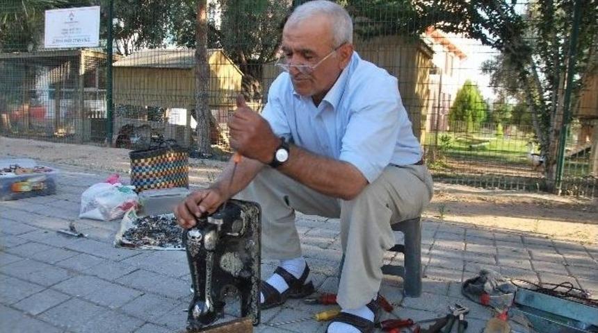 Eski Makinelere Hayat Vererek Ekmeğini Kazanıyor
