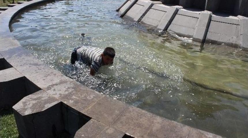 S&uuml;s Havuzunda &Ccedil;ocukların Tehlikeli Eğlencesi