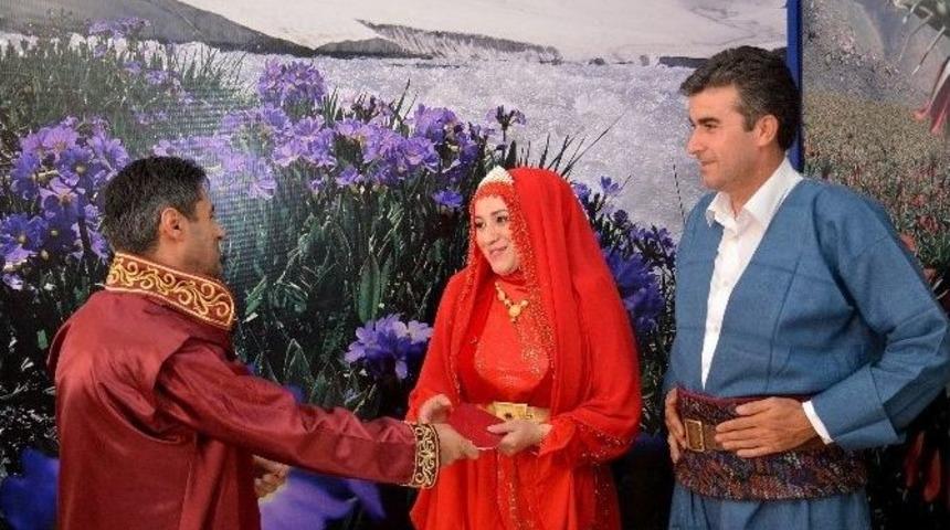 Hakkari&rsquo;de Y&ouml;resel Kıyafetli Resmi Nikah