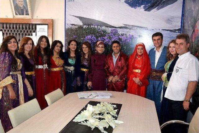 Hakkari’de Yöresel Kıyafetli Resmi Nikah