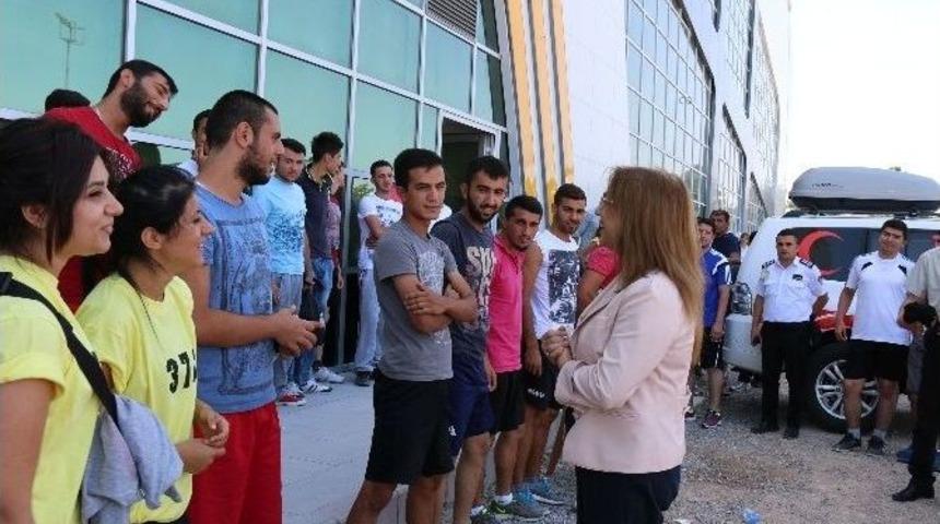 Rekt&ouml;r Kılı&ccedil; Beden Eğitimi Ve Spor B&ouml;l&uuml;m&uuml; &Ouml;zel Yetenek Sınavına Giren Adaylara Başarılar Diledi