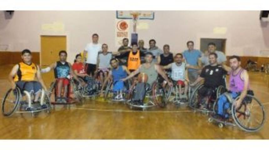 Engelsiz Efeler, Kadrosunu Oluşturdu