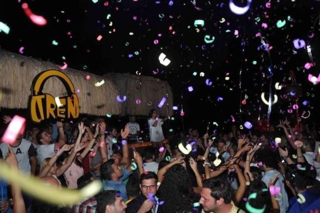 Erdem Kınay Ve Merve &Ouml;zbey&rsquo;den Kuşadası&rsquo;nda Muhteşem Gece