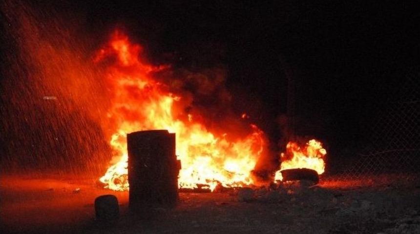 Alevler Geceyi Aydınlattı