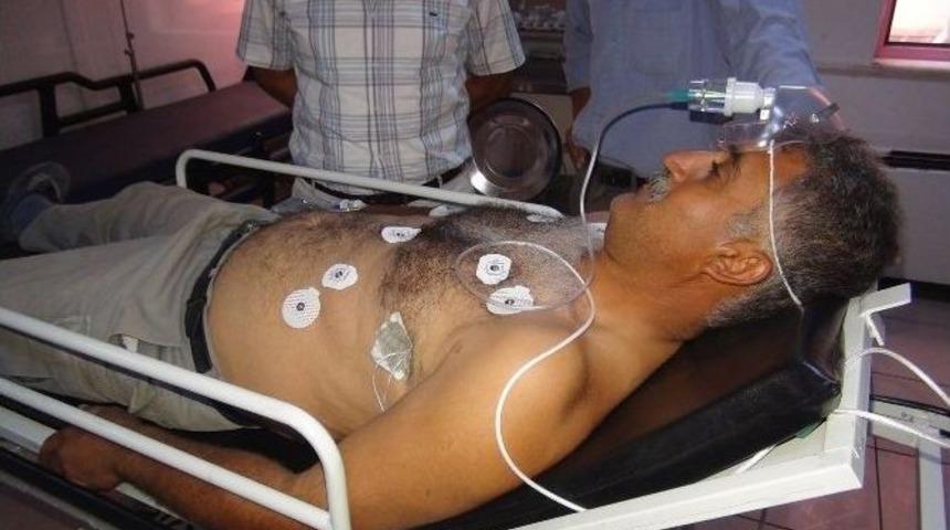 G&ouml;ğs&uuml;ne Saplanan &Ccedil;ivi İle Hastaneye Getirildi