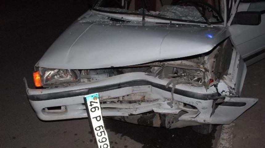 Park Halindeki Ara&ccedil;lara &Ccedil;arptı: 2 Yaralı