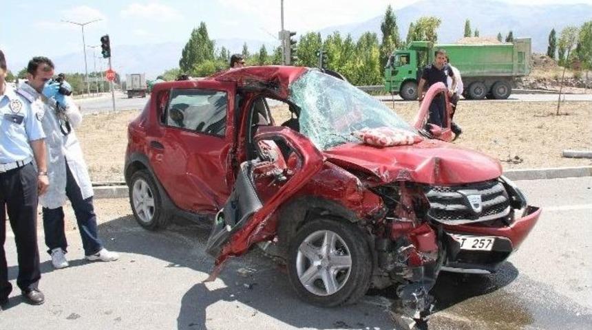 Erzincan&rsquo;da Trafik Kazası: 1 &Ouml;l&uuml;, 2 Yaralı