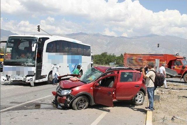 Erzincan’da Trafik Kazası: 1 Ölü, 2 Yaralı