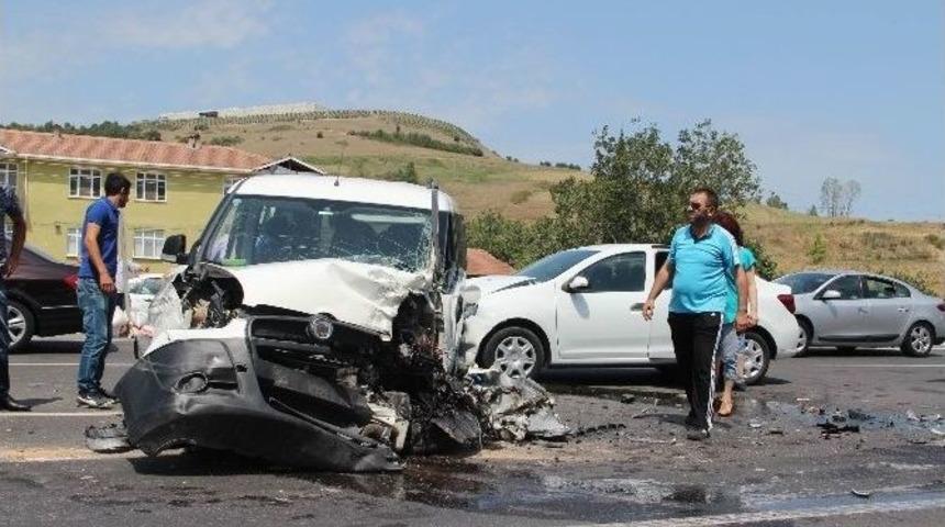 Samsun'da Zincirleme Trafik Kazası: 2 Yaralı