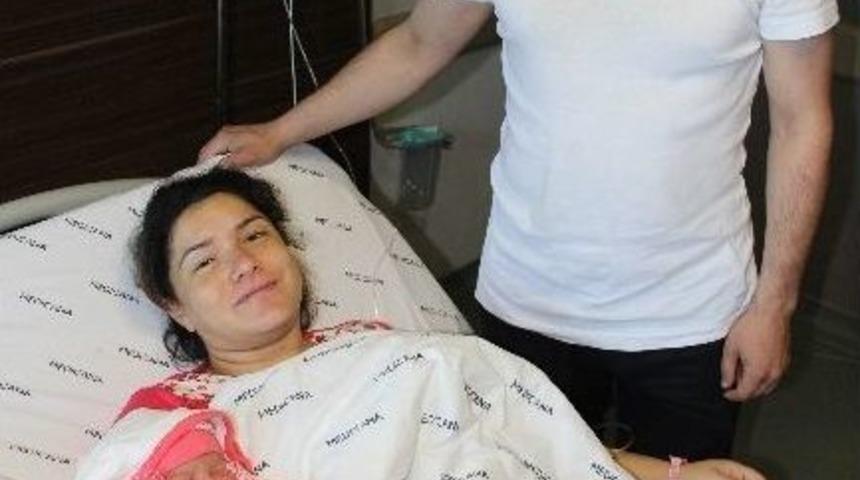 Evlilik Y&uuml;z&uuml;klerini Başbakan Erdoğan'ın Taktığı &Ccedil;ift, &Ccedil;ocuklarının Adını Da Vermesini İstedi