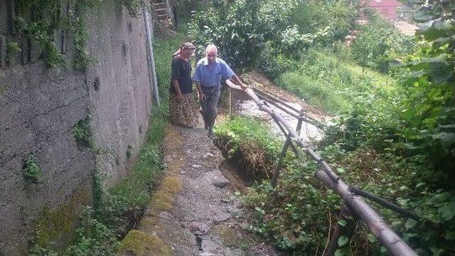 Korku Tüneli Gibi Merdiven Mahalleliyi Tedirgin Ediyor