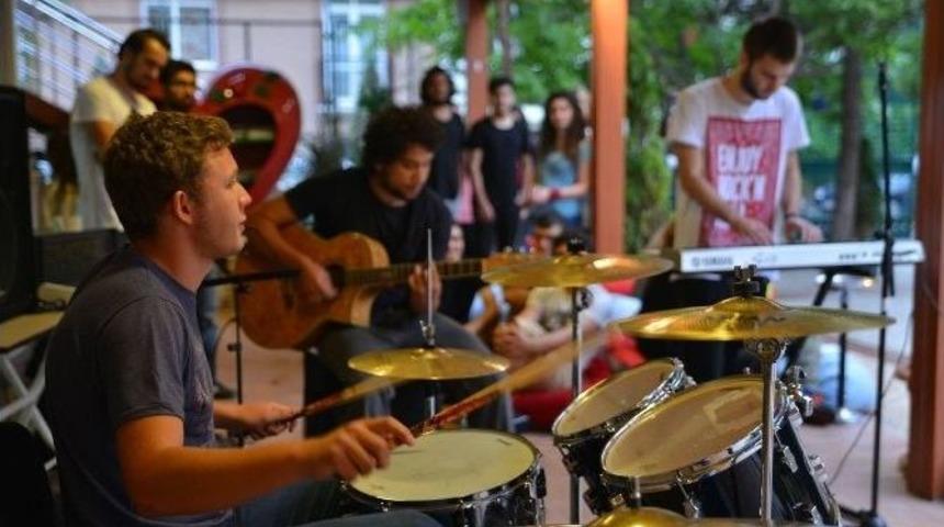 A&ccedil;ık Sahne İle Gen&ccedil;ler Tepebaşı&rsquo;nda