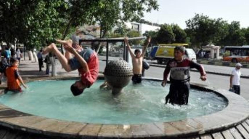 Sıcaktan Bunalan &Ccedil;ocuklar S&uuml;s Havuzunda Serinlemeye &Ccedil;alıştı
