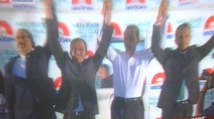 Başkan Samur'a Rozetini Başbakan Erdoğan Taktı