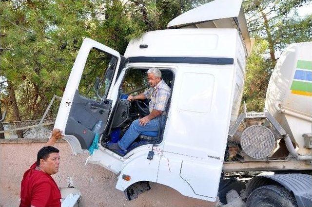 Beton Mikseri Duvara Çarptı