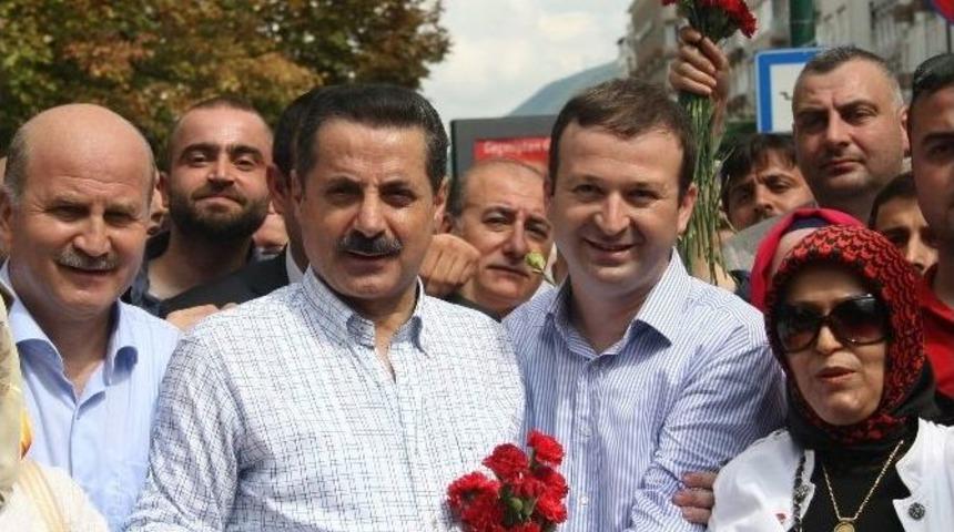 Bakan &Ccedil;elik Bursa&rsquo;da &lsquo;sevgi Y&uuml;r&uuml;y&uuml;ş&uuml;&rsquo;ne Katıldı