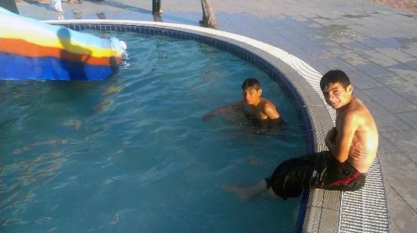 Kelkitli &Ccedil;ocuklar Sıcak Havada Aqua Parka Akın Etti