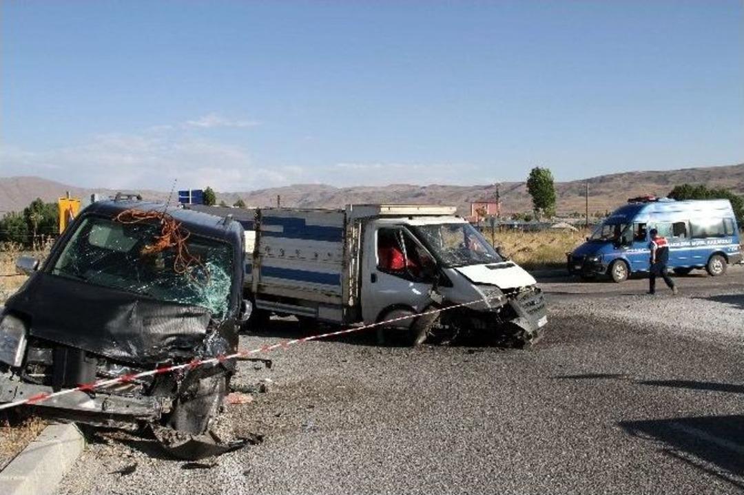 Muradiye&rsquo;de Trafik Kazası; 4 Yaralı