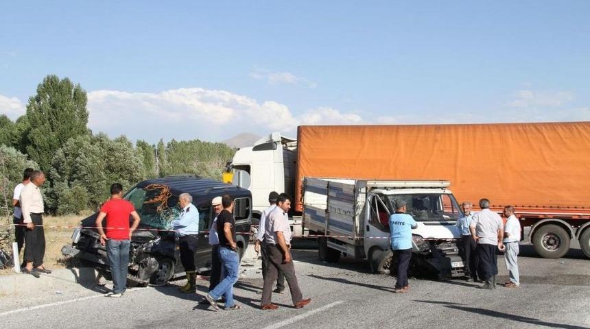 Muradiye'de Trafik Kazası: 4 Yaralı
