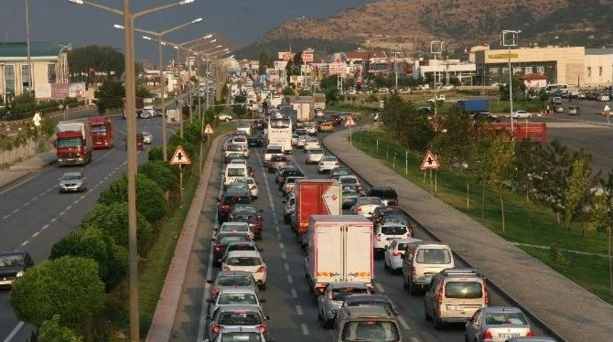 Sandığa Gitme Telaşı 3 Kilometreye Varan Uzun Ara&ccedil; Kuyruklarına Neden Oldu
