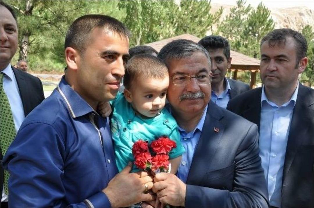 Milli Savunma Bakanı İsmet Yılmaz Karanfil Dağıttı