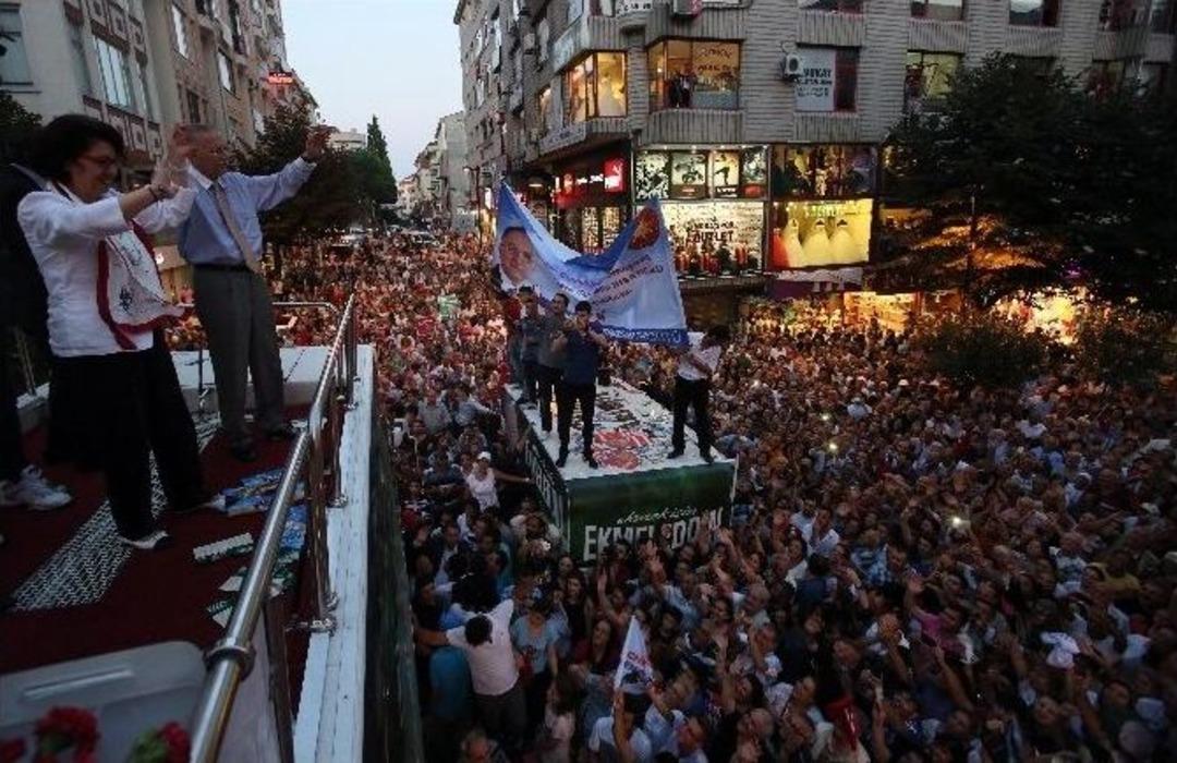 Avcılar&rsquo;da Son Kez Halkla Buluşan İhsanoğlu Se&ccedil;menden Destek İstedi